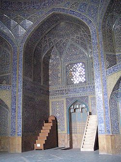 250px-Madreseh-e-chahar_bagh_esfahan.jpg